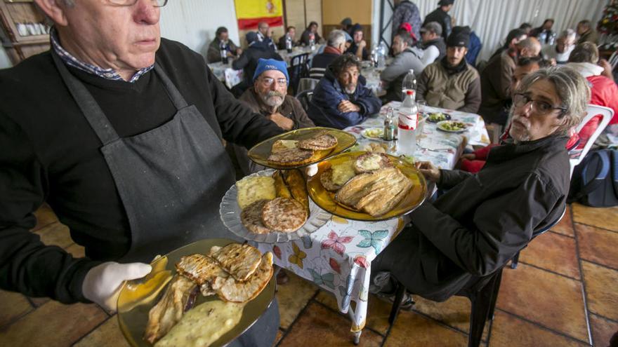 El comedor social de San Gabriel da de comer a unas 150 personas al día, entre ellos, jubilados.