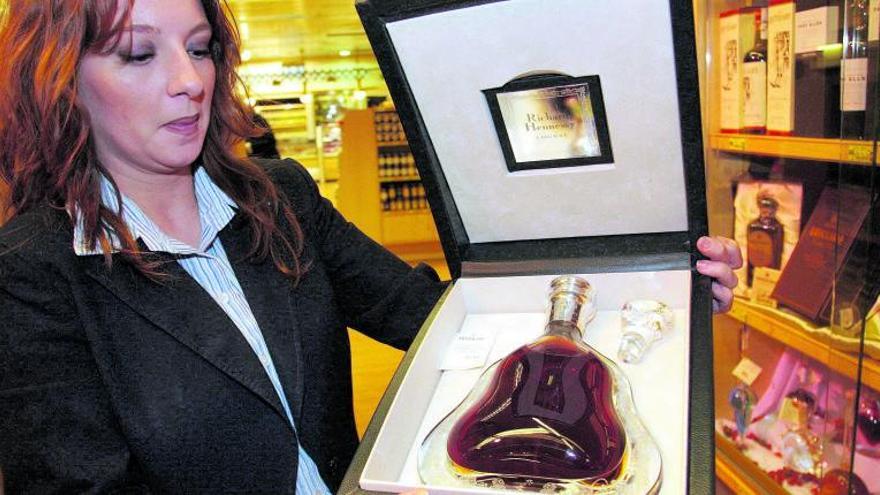 Botella de cognac valorada en más de 1.700 euros, en el Club Gourmet de El Corte Inglés, en una foto de 2005.