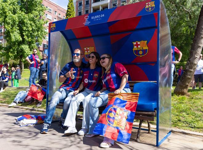 ¡Locura en Bilbao! Miles de aficionados y ambientazo en la fan zone del Barça