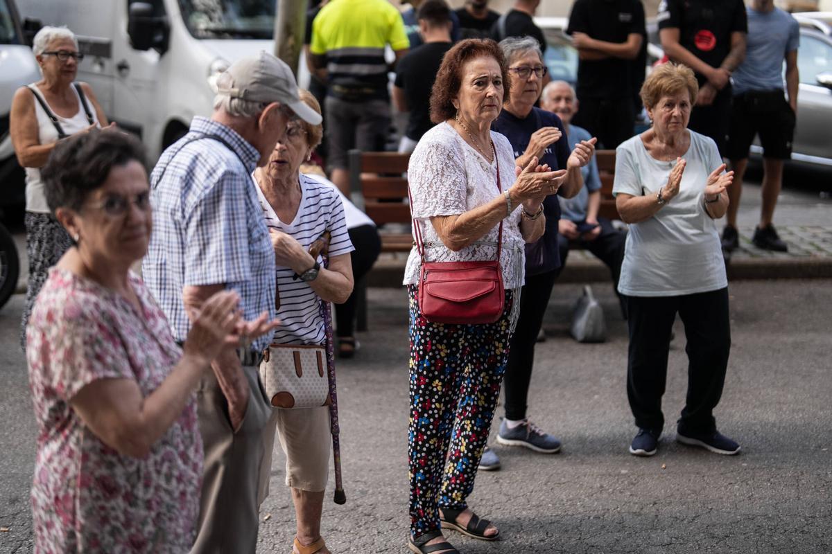 Badalona, 22 de septiembre de 2026. Vecinas del barrio se quedan a protestar para intentar parar el desahucio de María, de 74 años, y Francisco, de 81, después de conocer la situación de la pareja cuando bajaban de sus casas para realizar sus tareas cotidianas