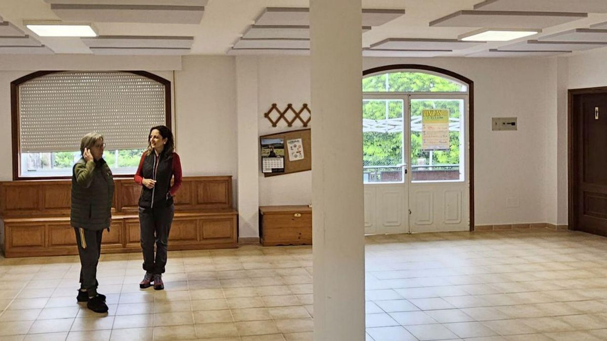La alcaldesa, Sandra González, visita el local social de Pinzás tras la reforma.