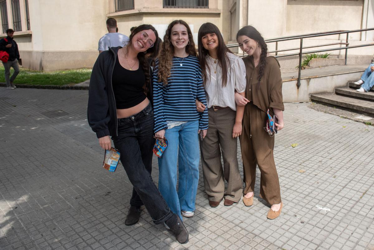 Paula Pedre y sus compañeras, estudiantes de Selectividad