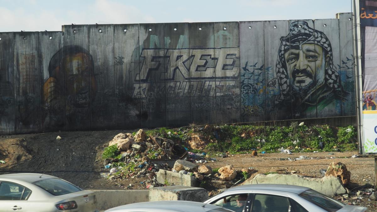 Un grafiti con el rostro del líder palestino Yasir Arafat en el muro de Cisjordania, junto al puesto de control de Qalandia, cerca de Ramala.