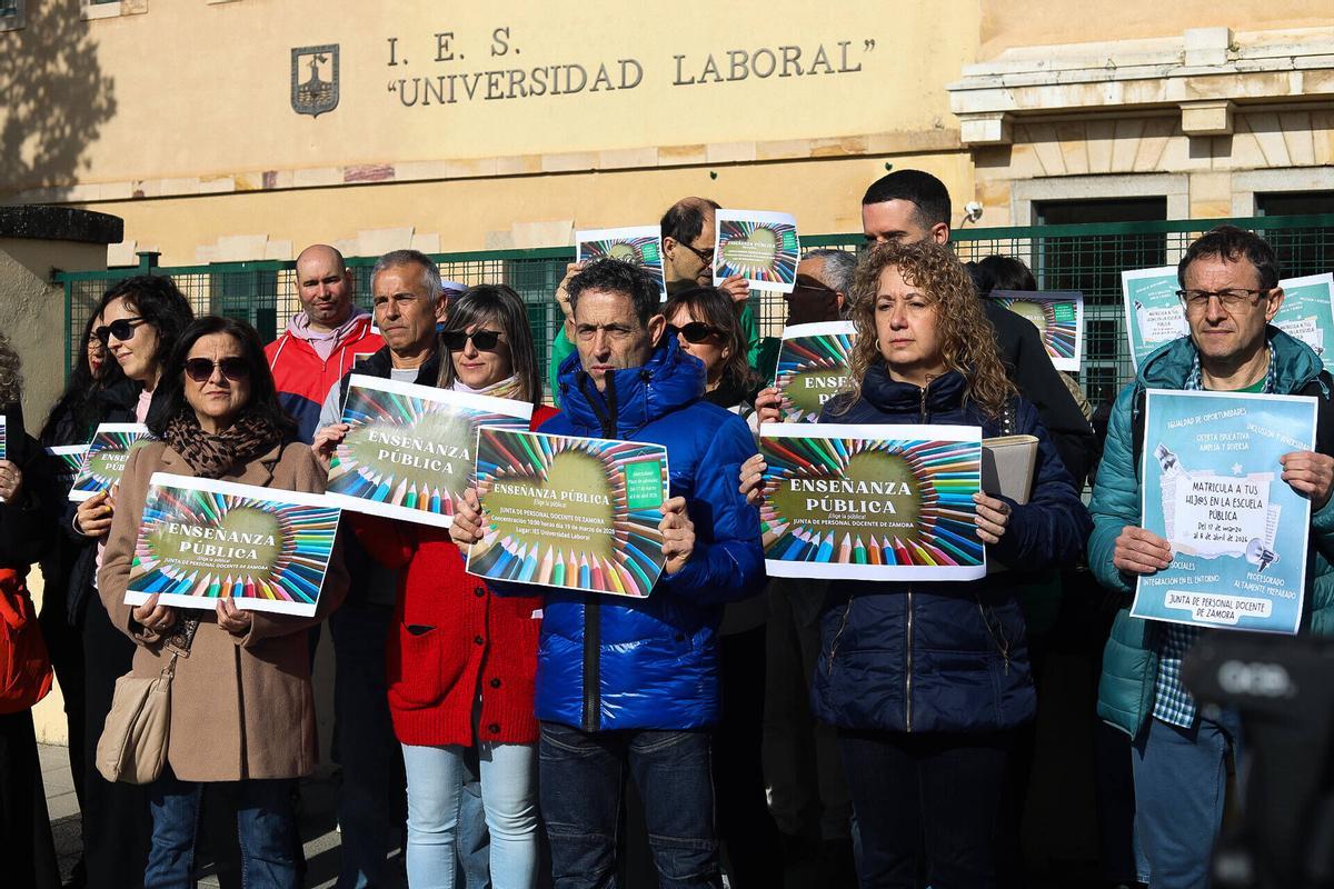 Zamora. Puertas del IES Universidad Laboral La Junta de Personal Docente no Universitario de Zamora se concentra, en la puerta de IES Universidad Laboral