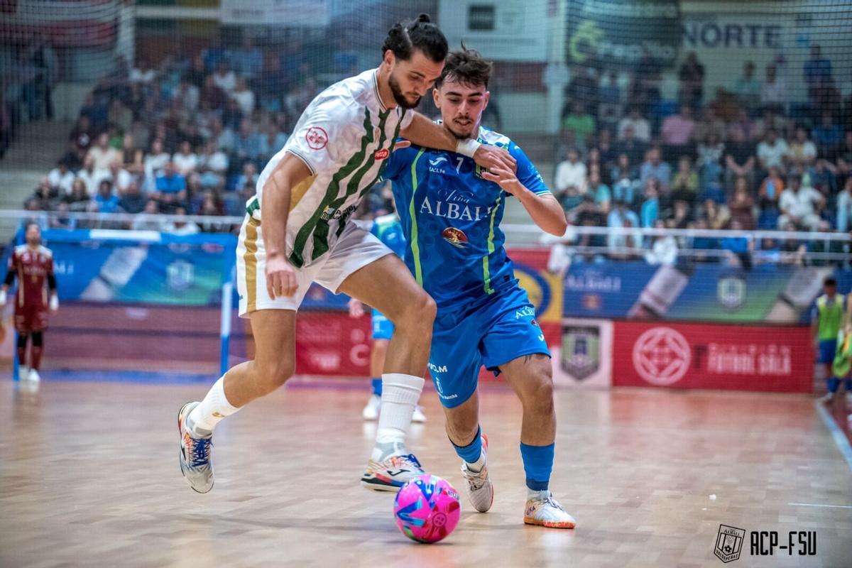 El ala gaditano Zequi controla el balón ante el acoso del local Carrasco