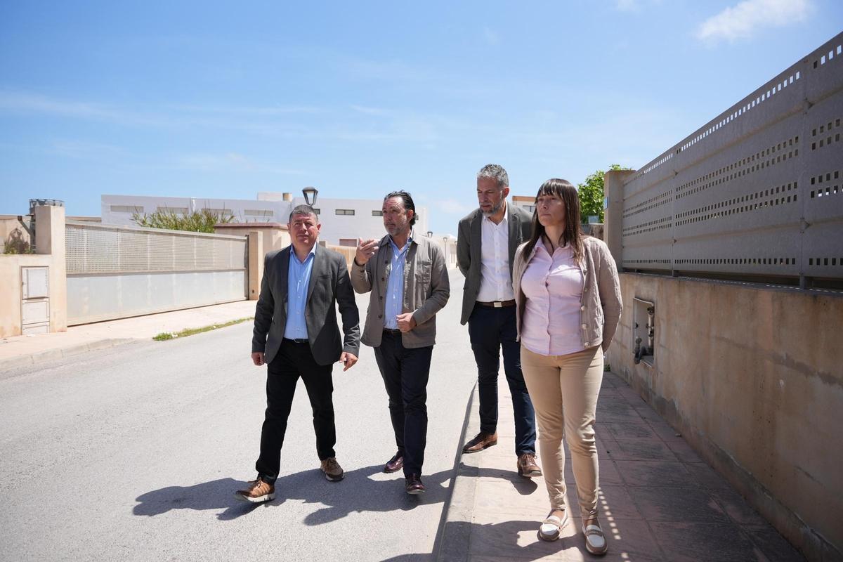Los representantes del Govern balear y del Consell de Formentera durante su visita al polígono