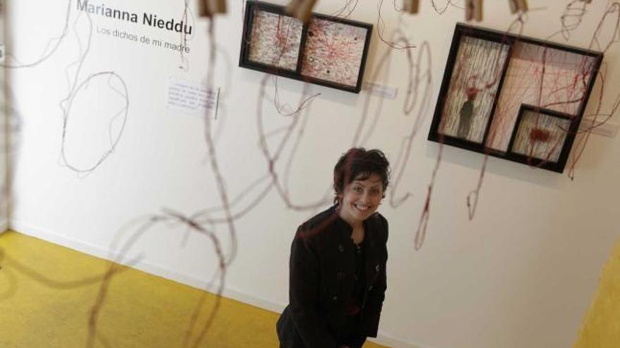 Marianna Neddu, con algunas de sus obras, ayer, en El Arte de lo Imposible.