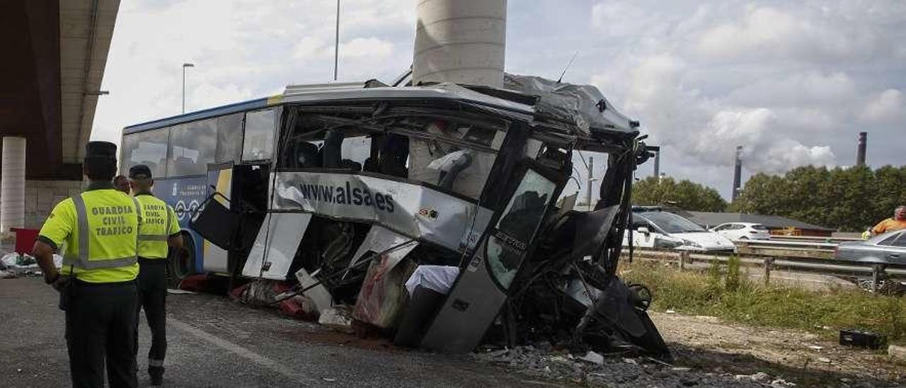 Agentes de la Guardia Civil junto al autocar siniestrado.