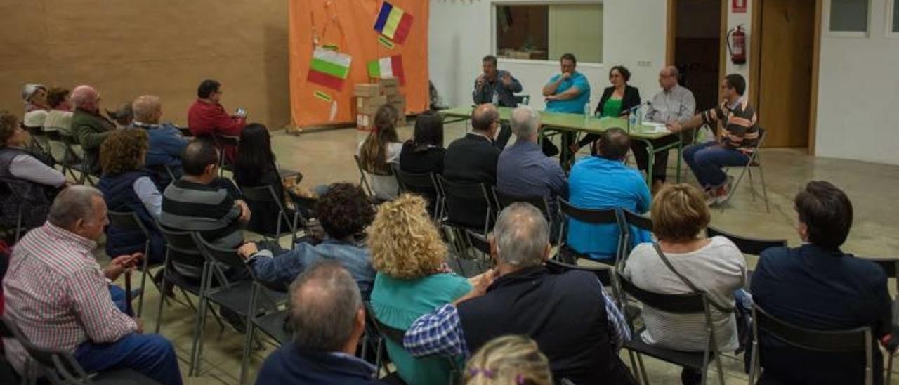 Un acto conjunto de los aspirantes a pedáneos en La Hoya, el pasado jueves por la noche.