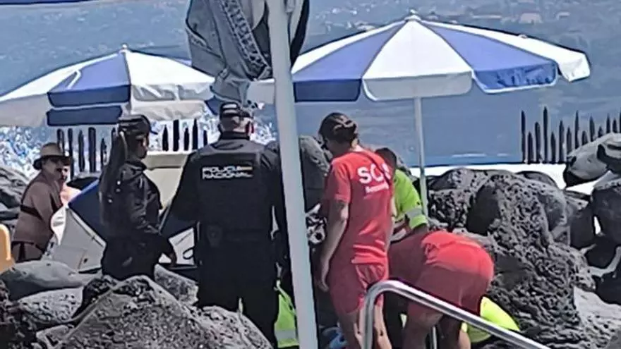 Evacuada en estado crítico tras estar a punto de ahogarse en Puerto de la Cruz