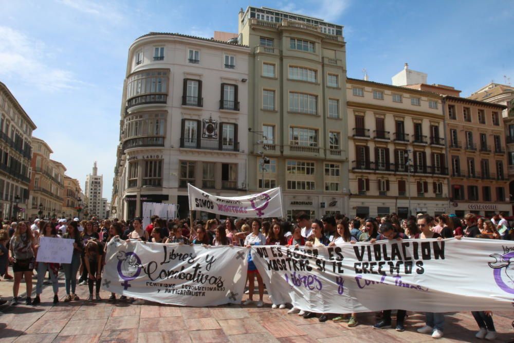 La manifestación, convocada por el Sindicato de Estudiantes y la plataforma feminista Libres y Combativas, ha reunido a cerca de dos mil de personas, medio millar según la Policía Nacional