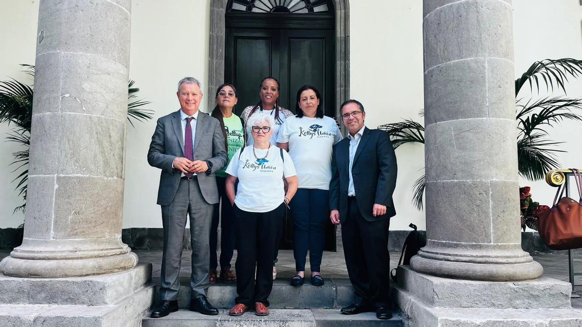 Sebastián Franquis (i) y Gustavo Santana (d) y las representantes de las Kellys de Canarias
