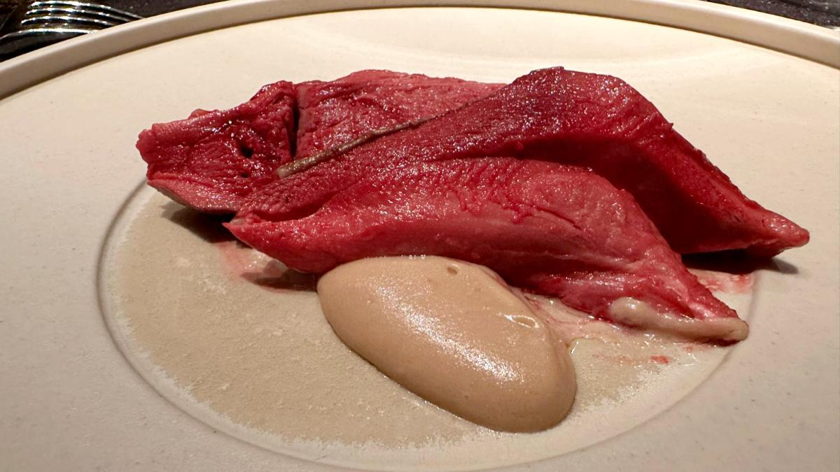 Pichón con salsa de almendra y palo cortado en Restaurante Gastronómico Corral de la Morería.