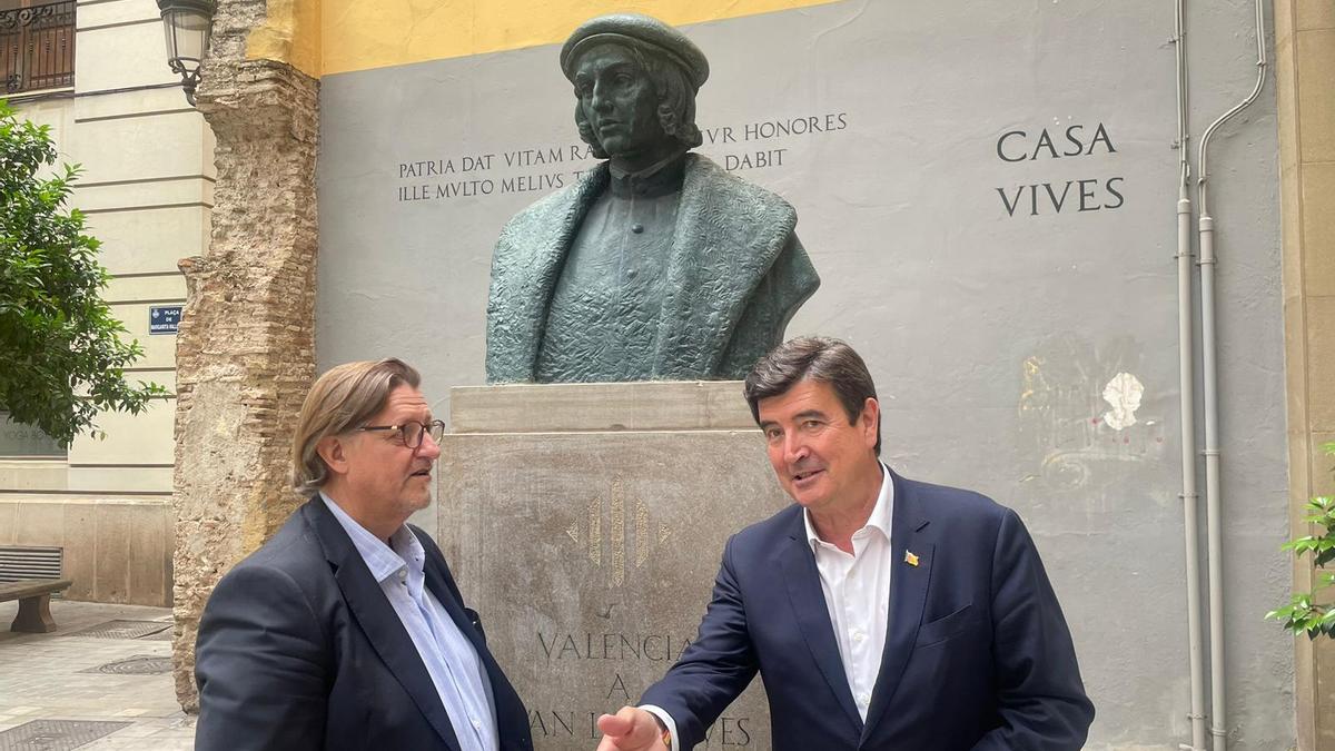 El candidato de Ciudadanos frente a la casa de Luis Vives