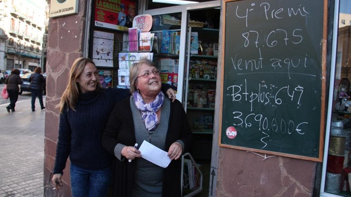 La propietaria de la librería Dumbo, Rosa Maria García, junto a la pizarra que anuncia que ha vendido el cuarto premio.