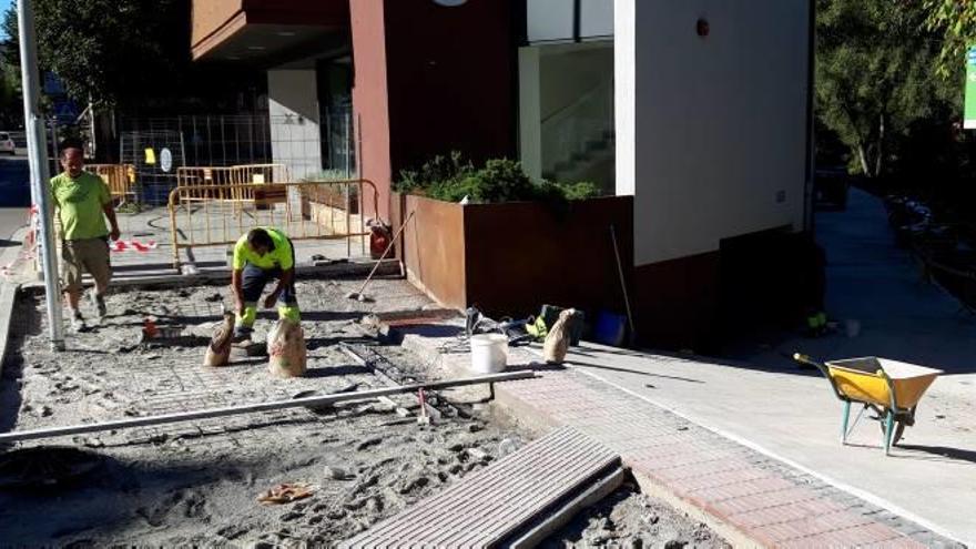 Les obres del carril bici que travessarà l&#039;avinguda Santa Coloma.