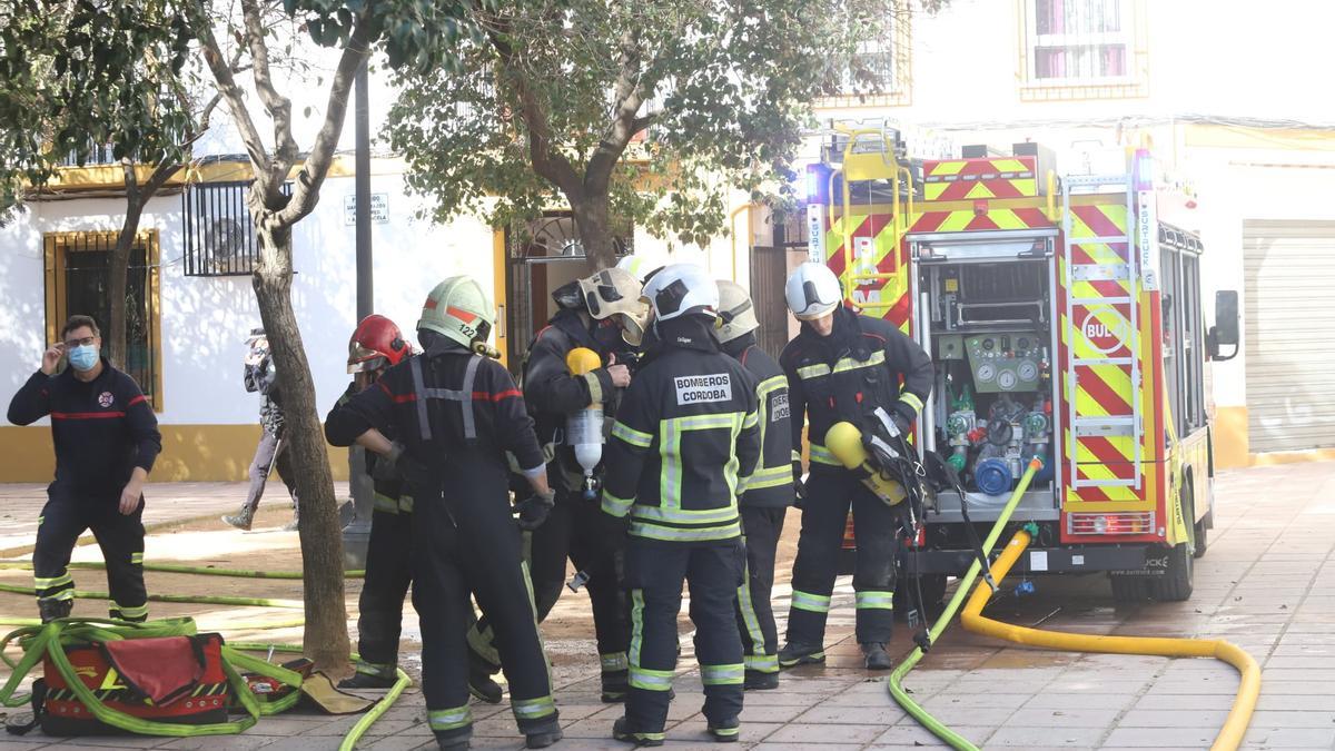 Agentes de Policía y efectivos de los bomberos actúan en el incendio de una vivienda en la plaza de la Oca este miércoles.