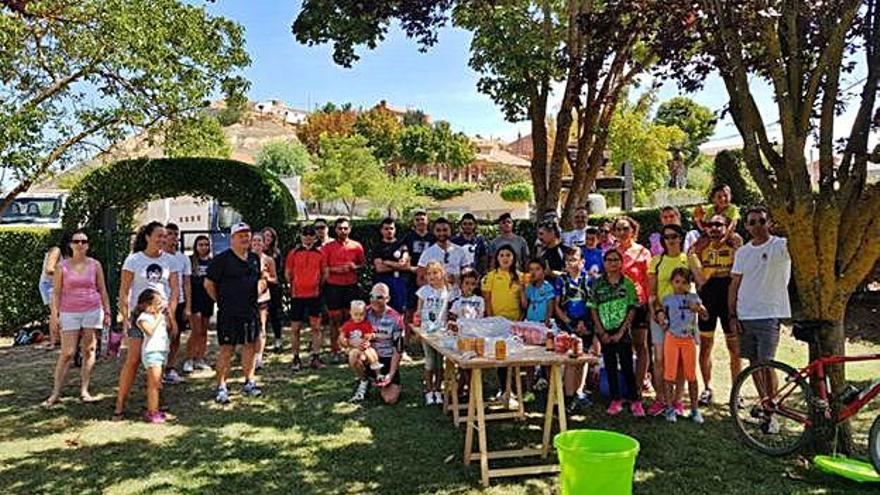 A la izquierda, participantes en la marcha cicloturista; y a la derecha, el alcalde y vecinos de Castrogonzalo tras la lectura del manifiesto, en recuerdo de Leticia Rosino y contra la violencia machista.