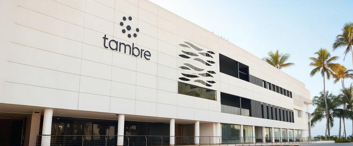 Fachada de la clínica Tambre Alicante, ubicada en Panoramis Life &amp; Business.