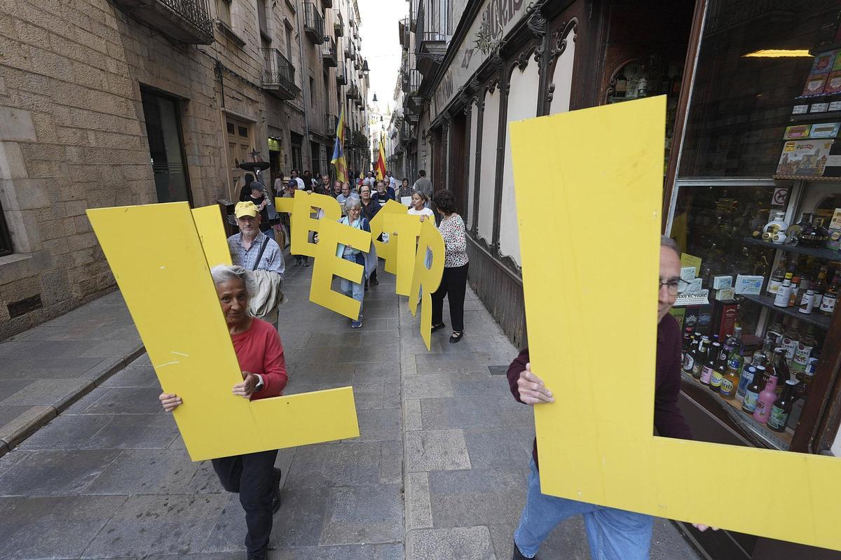 L'ADAC canvia de seu i fa moure les lletres de la paraula Llibertat pel Barri Vell de Girona