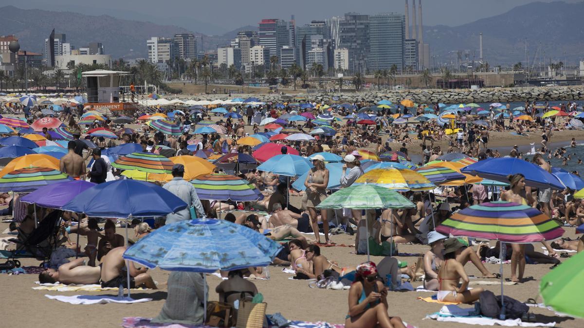 La playa de la Barceloneta al completo este mediodía