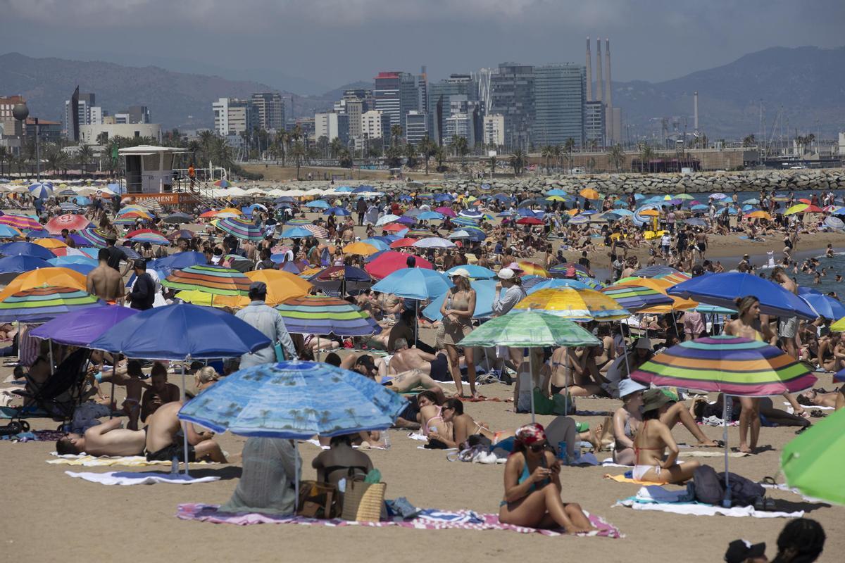 La playa de la Barceloneta al completo este mediodía