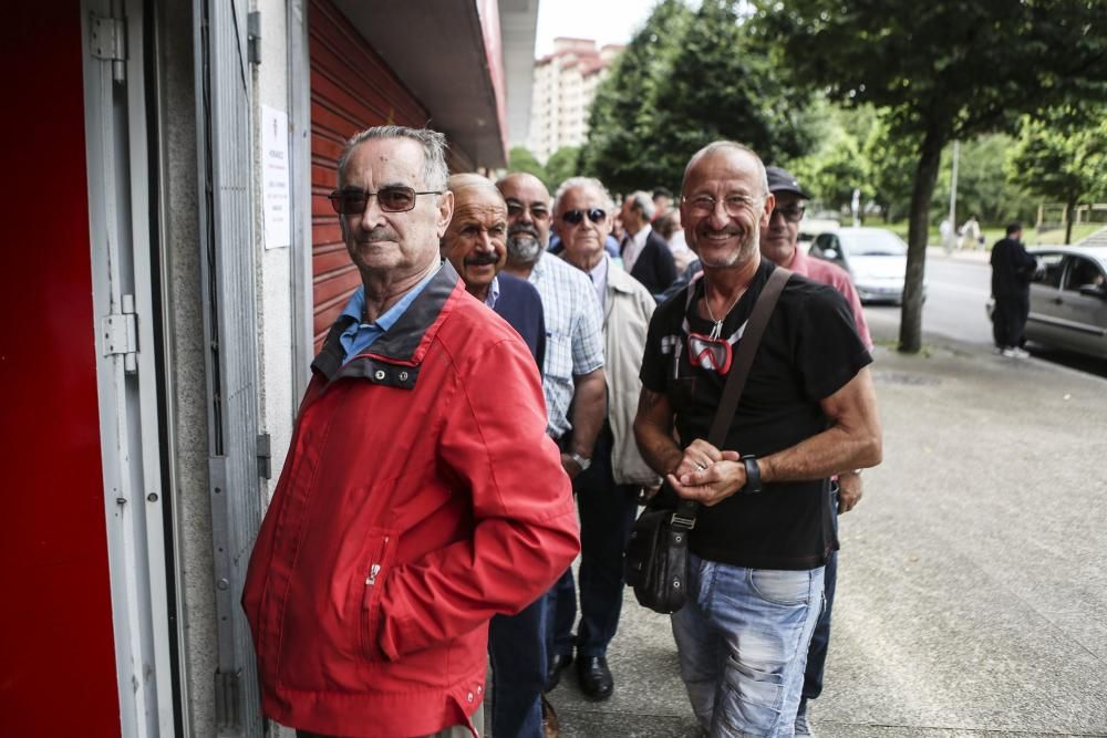 Primeros socios en renovar el abono del Sporting