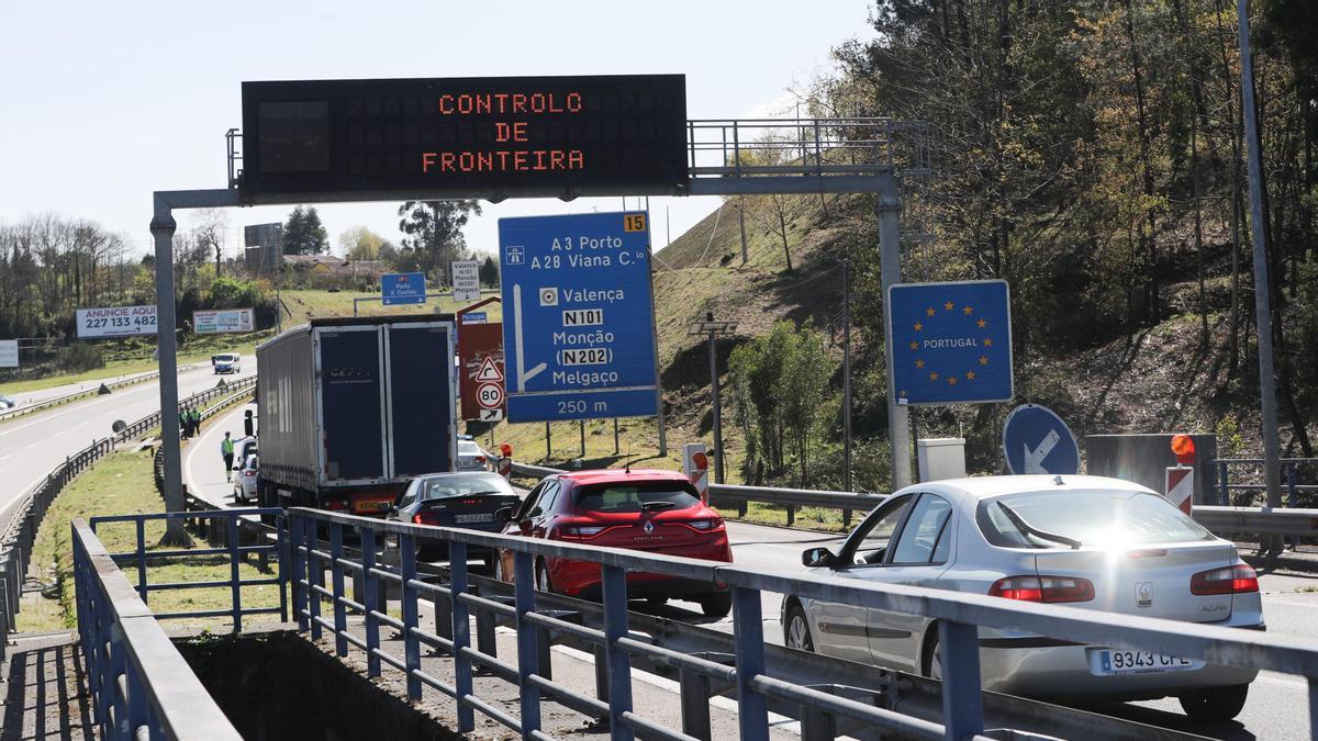 Vehículos atravesando el paso fronterizo de Tui entre España y Portugal.