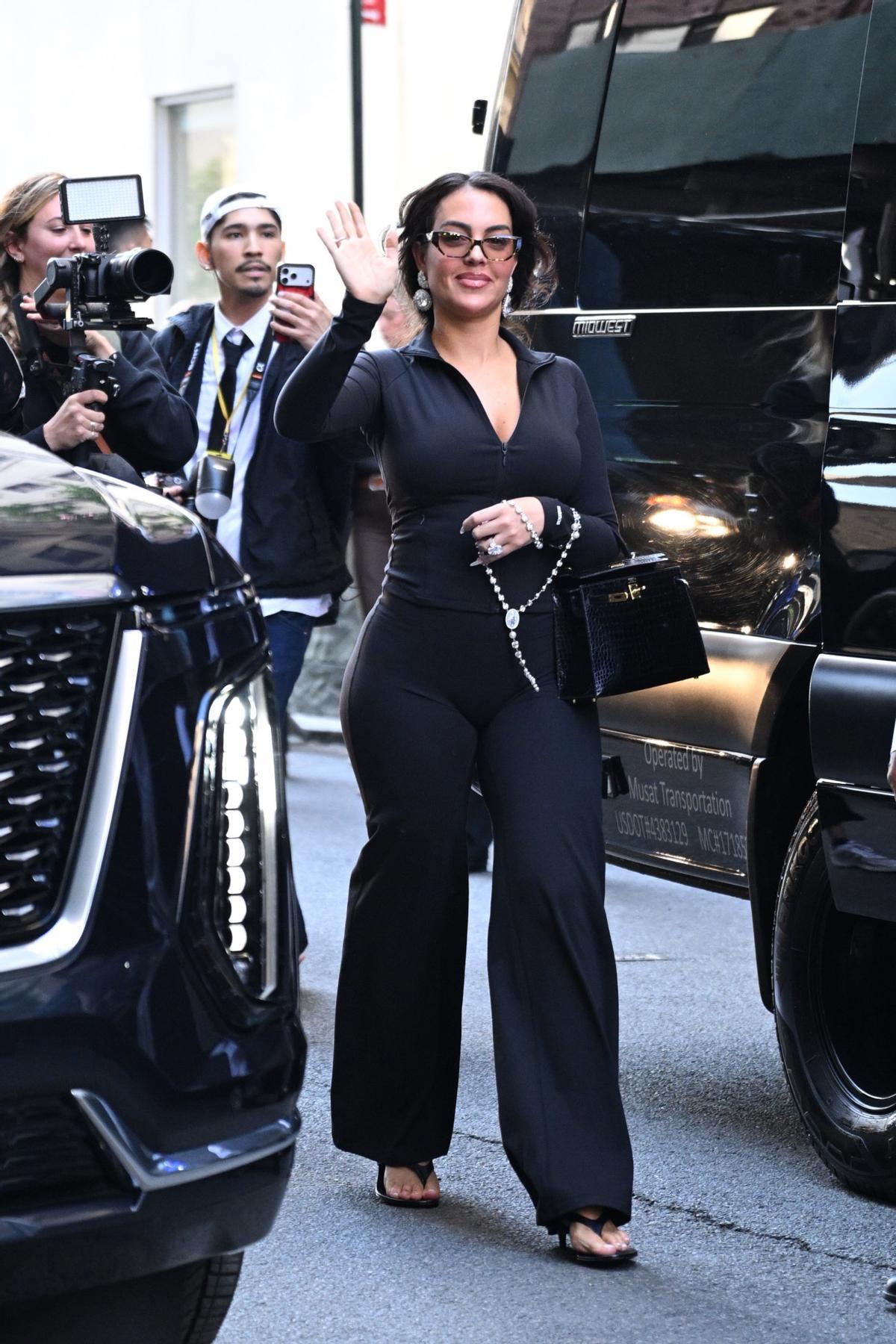 El primer look de Georgina en la MET Gala formaba parte de una 'perfomance'