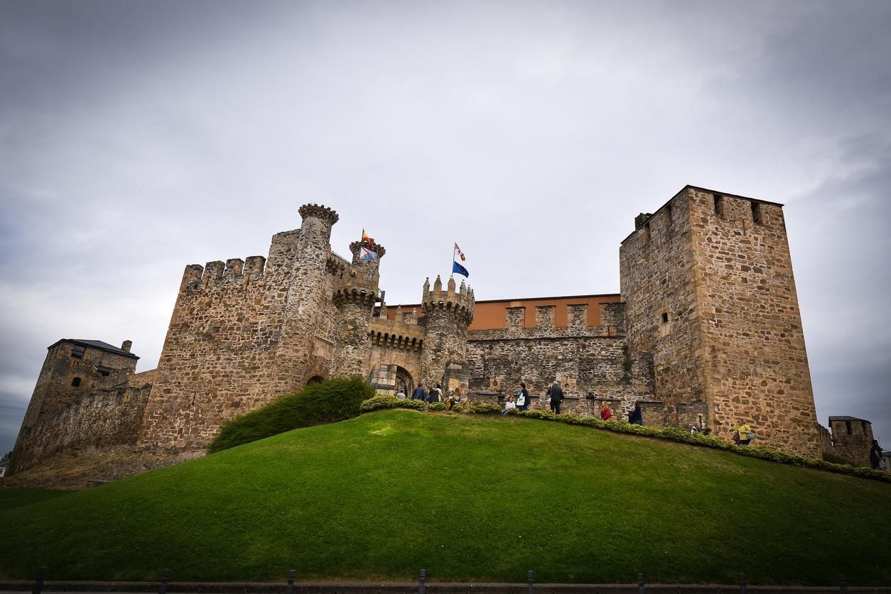 El municipio de Castilla y León que esconde el castillo templario más impresionante de Europa: se utilizaba para proteger a los peregrinos del Camino de Santiago