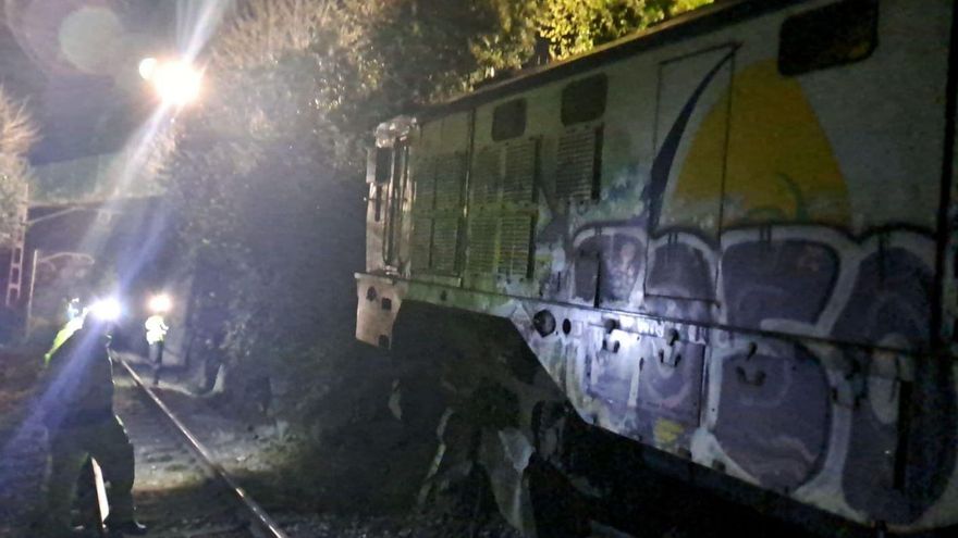 El estado en el que quedó el tren tras descarrilar en la proximidades de la estación de Trasona.