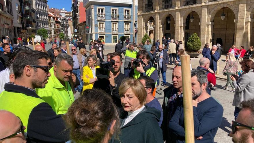 Mariví Monteserín, en el centro, atiende a los trabajadores de Saint-Gobain en Avilés. | LNE