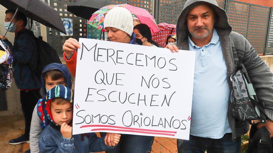 Los padres y madres de Torremendo (Orihuela) reclaman transporte escolar para los alumnos matriculados en el IES Los Alcores (San Miguel de Salinas)