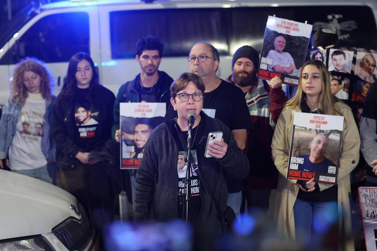 Familiares de los rehenes de Hamás protestan frente al domicilio de Netanyahu