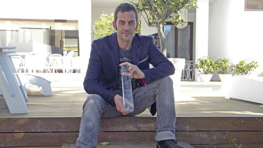 Alfredo Montero posa satisfecho en Formentera con la Biznaga a la mejor película de la sección ZonaZine.