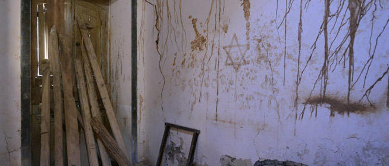 En las paredes de la casa hay pintadas dedicadas a Satán y restos de rituales.