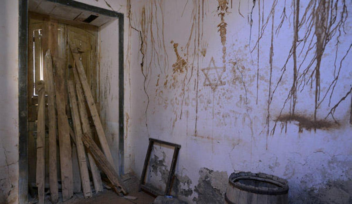 En las paredes de la casa hay pintadas dedicadas a Satán y restos de rituales.