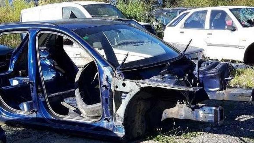 El coche de &quot;El Chicle&quot; fue hallado en la finca de Vilasobroso. // D.P.