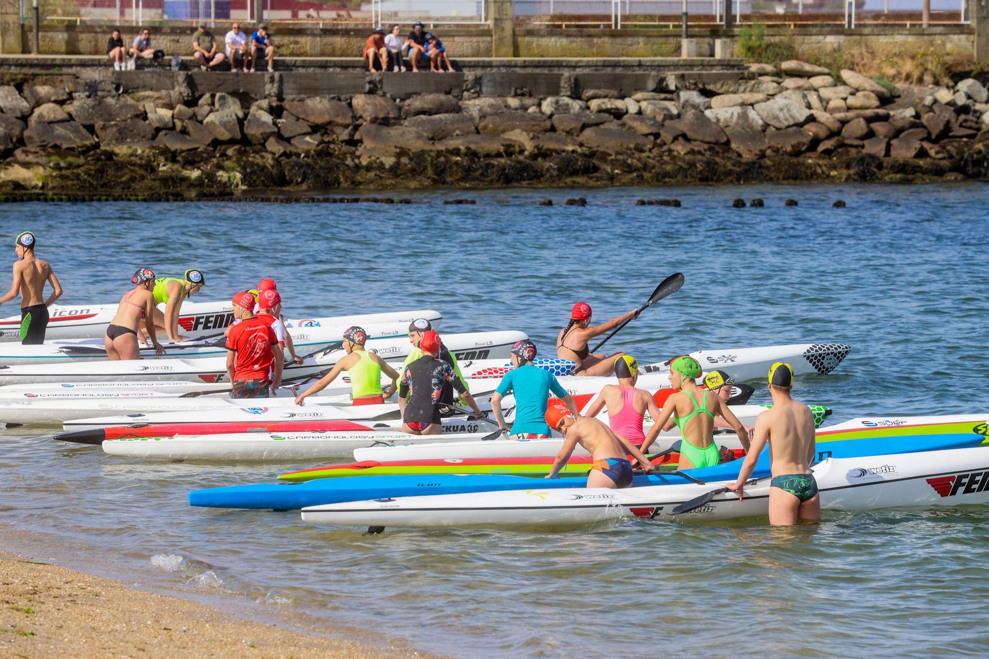 El salvamento llena de espectáculo deportivo la playa de A Concha