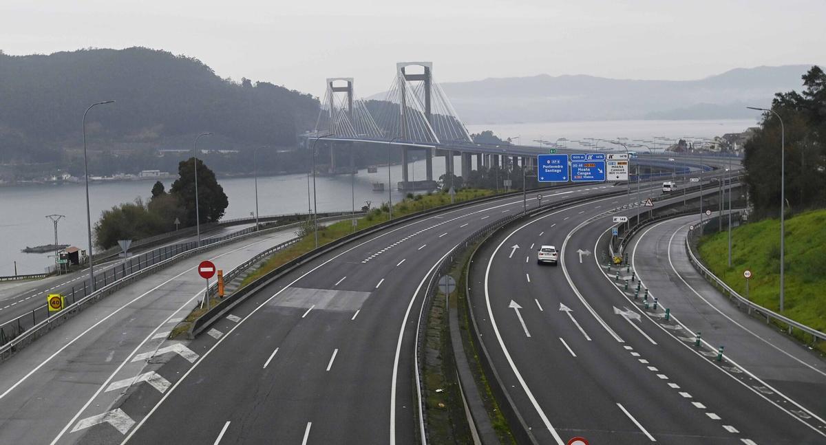 Autopista AP-9, con el puente de Rande al fondo.