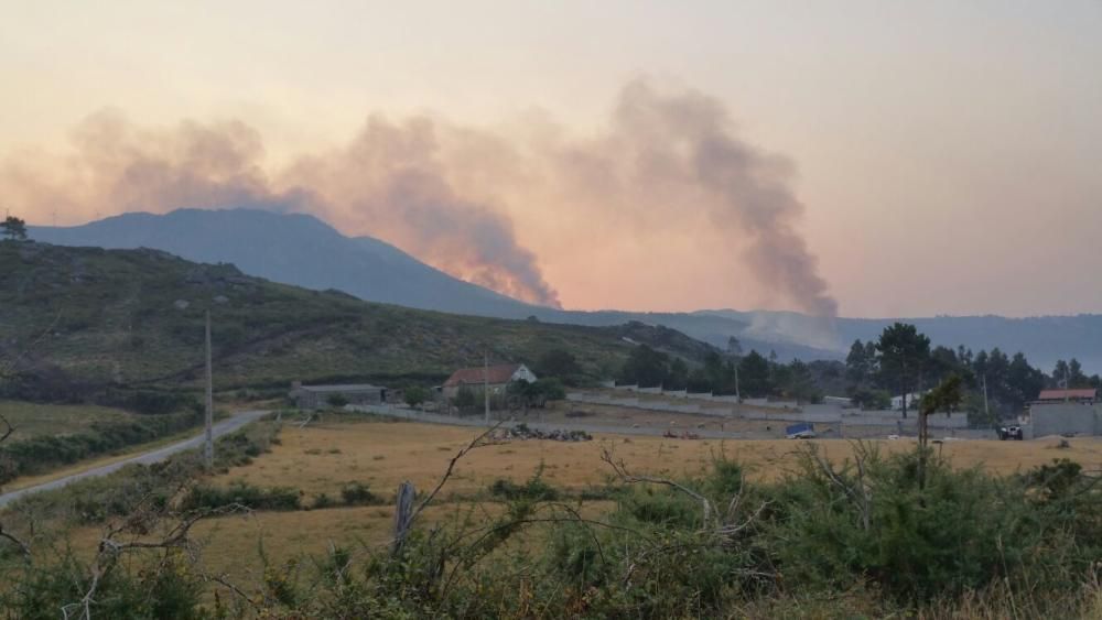 Incendios en Galicia | El fuego de Porto do Son arrasa el monte de A Curota