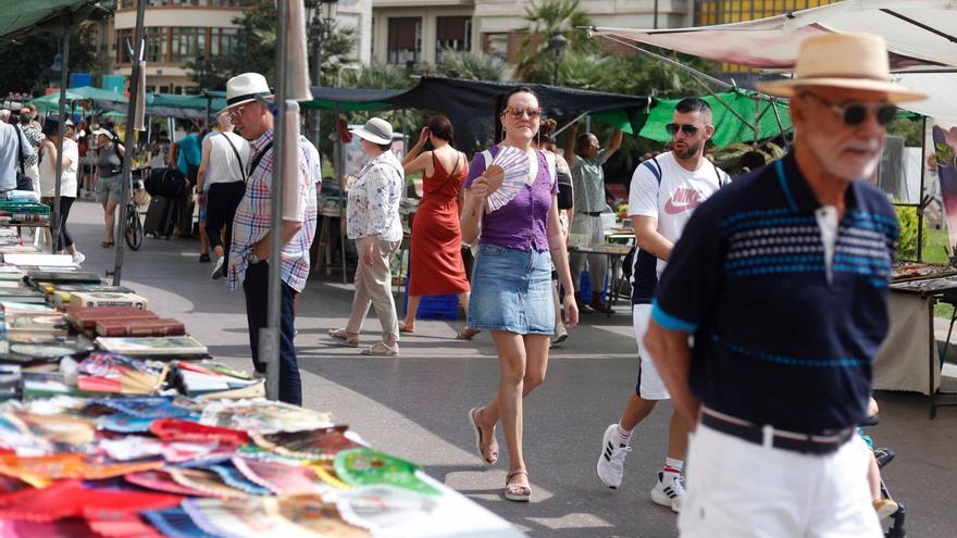 Las altas temperaturas no impiden el turismo en el centro de València