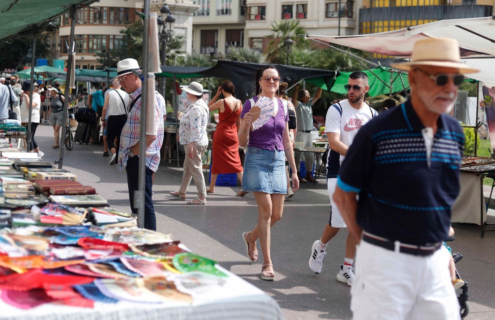 Las altas temperaturas no impiden el turismo en el centro de València