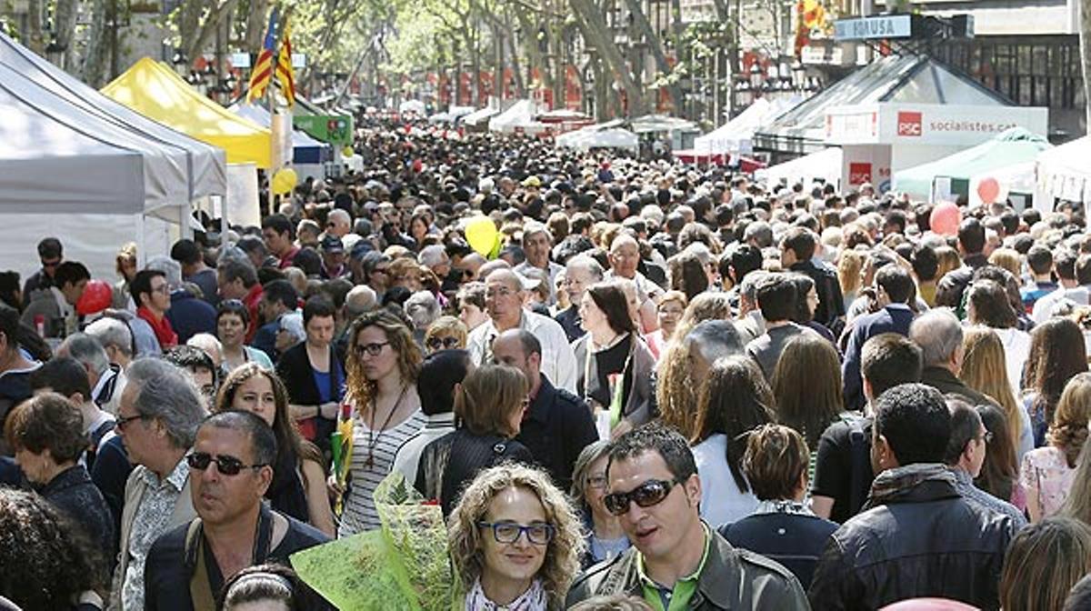 Llibres i roses omplen els carrers de Barcelona per Sant Jordi.