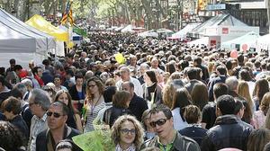 Llibres i roses omplen els carrers de Barcelona per Sant Jordi.