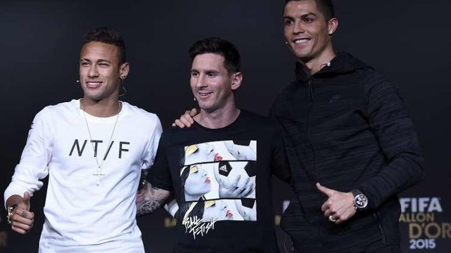 Neymar, Messi y Cristiano, antes de la gala. // Efe