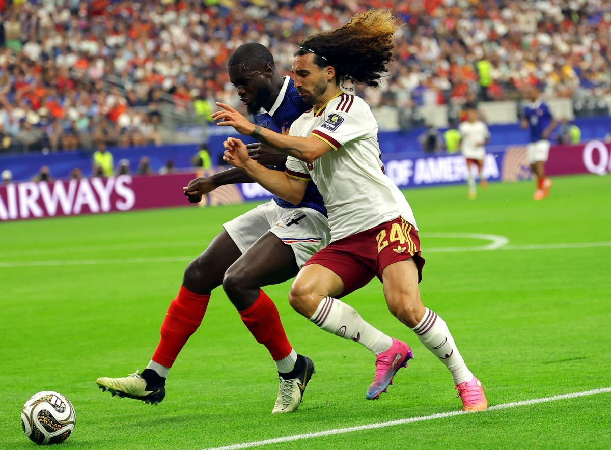 Cucurella pelea por un balón.