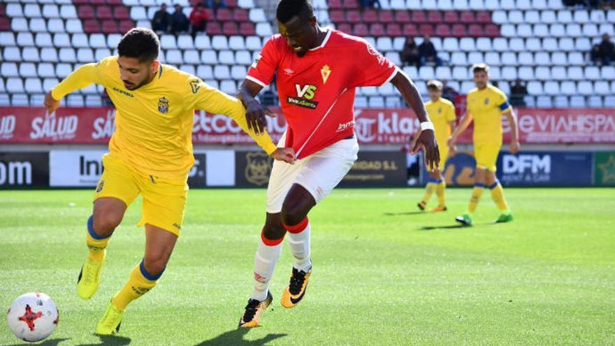 Álex Suárez pugna con el ex de la UD y jugador del Murcia, Chrisantus.