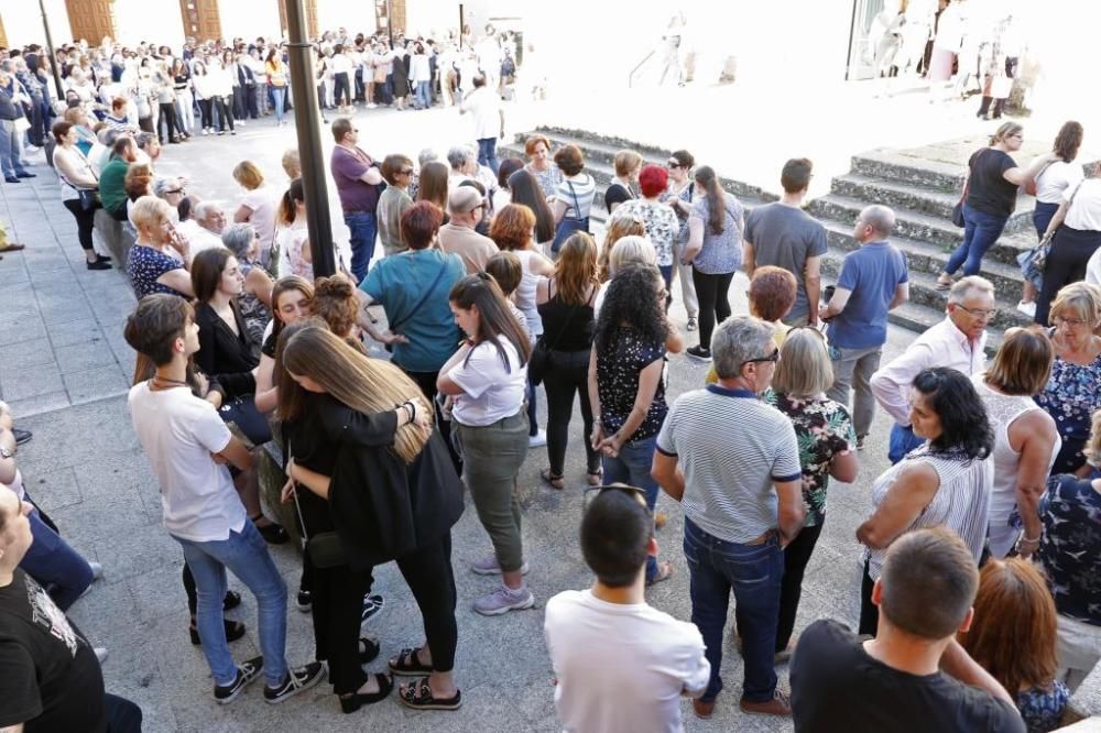 Redondela se vuelca y arropa a las familias de las víctimas de la AP-9