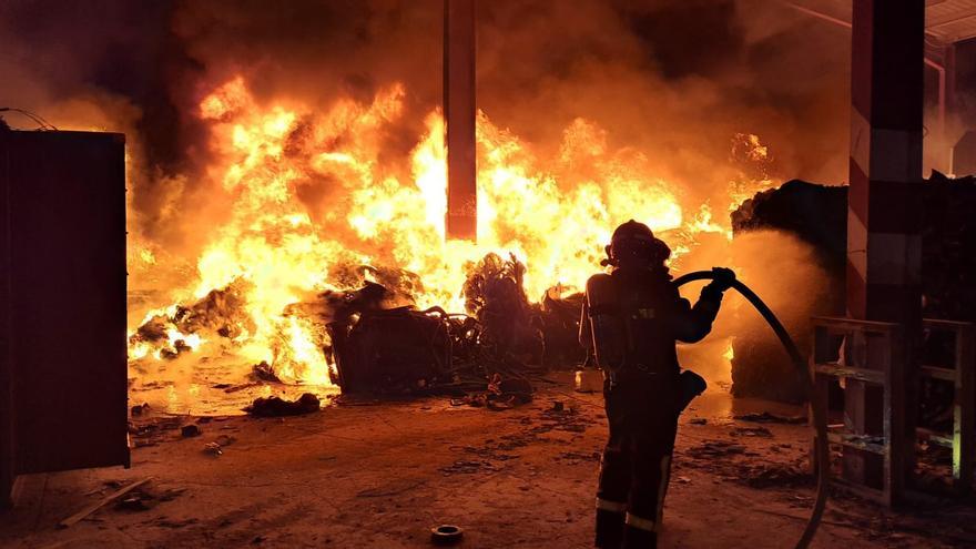 Arden las instalaciones de una empresa de material de reciclaje en La Cistérniga (Valladolid)